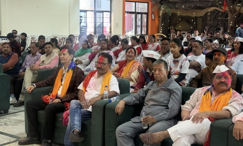 हल्द्वानी प्रेस क्लब के होली मिलन में बिखरे ब्रज के रंग, फूलों की होली और राधा-कृष्ण की झांकी ने मोहा सबका मन